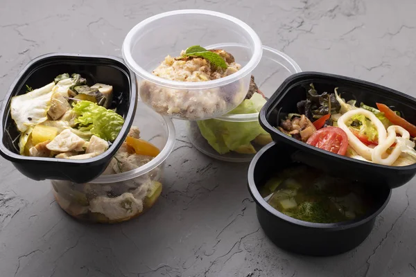 Lezzetli, sağlıklı, konteynırlarda akşam yemeği. 