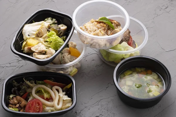 Lezzetli, sağlıklı, konteynırlarda akşam yemeği. 