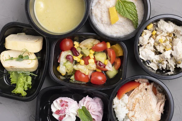 Konteynırlardaki lezzetli yiyeceklerin üst görüntüsü.