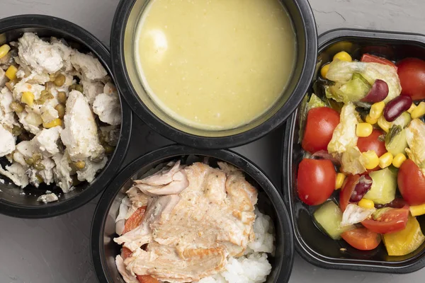 Tavuklu, pirinçli, salatalı ve çorbalı sağlıklı öğle yemeği manzarası. en üstteki görünüm. 