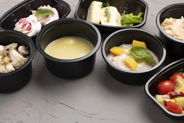 Lezzetli yakın plan yiyecekleri kaselere koy. 