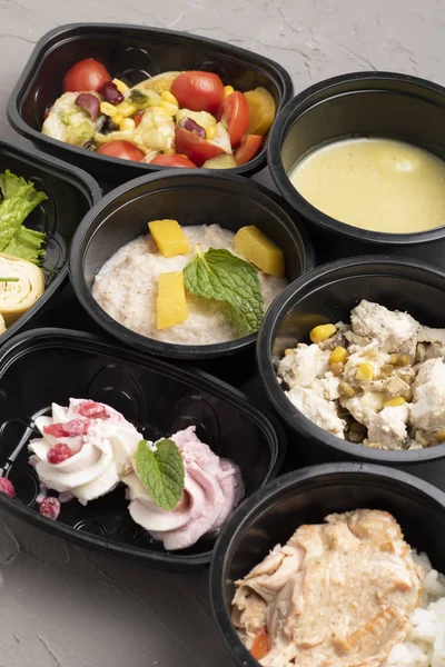 Lezzetli yakın plan yiyecekleri kaselere koy. 