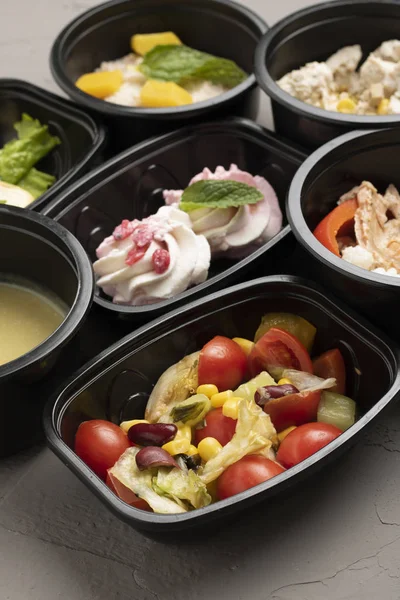 Masadaki konteynırlarda yiyecekleri alın.