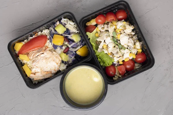 Balık, pilav, salata ve çorba ile sağlıklı bir öğle yemeği. en üstteki görünüm. 