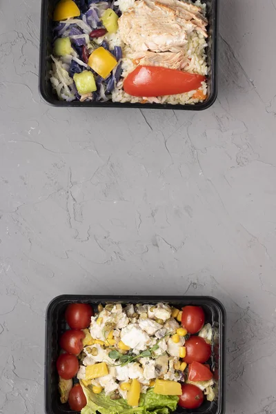 Öğle yemeğini al. Balık, pilav, sebze salatası. en üstteki görünüm