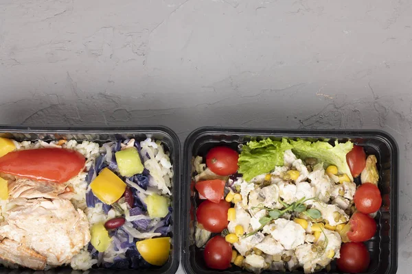 Öğle yemeğini al. Balık, pilav, sebze salatası. en üstteki görünüm