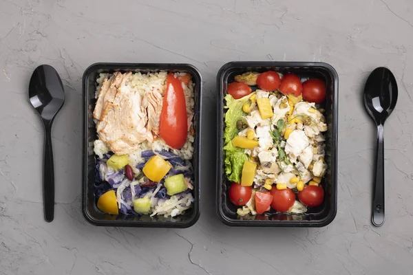 Sağlıklı öğle yemeğini götürmenin en iyi yolu. Balık, pirinç, sebze salatası. 