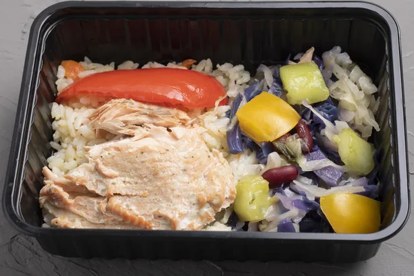 Taze sebze salatası, et ve pirinç, yiyecek kutusunda, yakın plan.