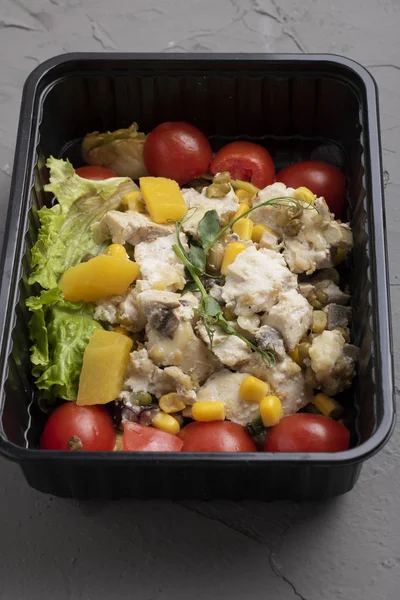 Yiyecek kutusunda taze sebze salatası, yakın çekim.