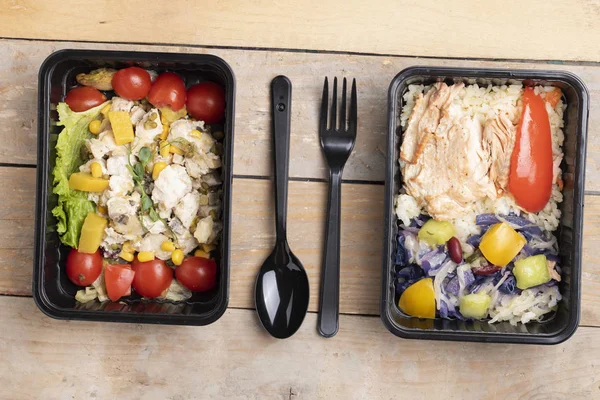 Üst Manzara. Sağlıklı öğle yemeğini al. balık, pirinç, ahşap masada sebze salatası 