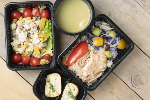 Balık, pirinç, salata ve çorbayla sağlıklı bir öğle yemeği. 