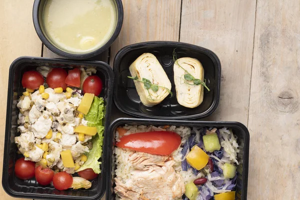 Balık, pirinç, salata ve çorbayla sağlıklı bir öğle yemeği. 