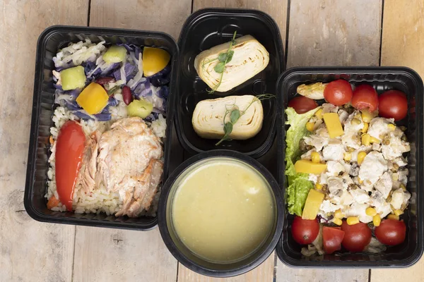 Balık, pirinç, salata ve çorbayla sağlıklı bir öğle yemeği. 