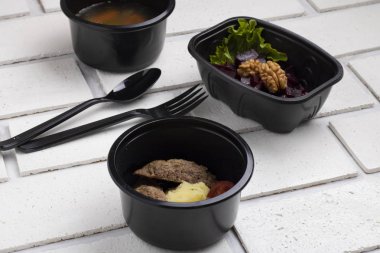 Lezzetli yemek, kaşık ve çatalın yakın plan görüntüsü 