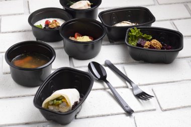 Lezzetli yakın plan yiyecekleri kaselere koy. 