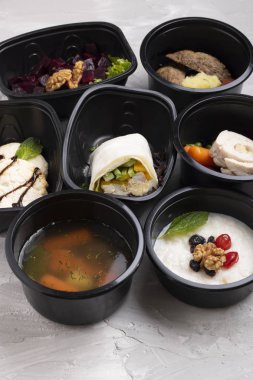 Tabaklardaki lezzetli atıştırmalıkların yakın plan görüntüsü. 