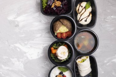 Tabaklardaki lezzetli atıştırmalıkların yakın plan görüntüsü. 