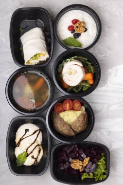 Tabaklardaki lezzetli atıştırmalıkların yakın plan görüntüsü. 