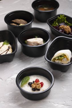 İlk yemek, başlangıç yemeği ve ana yemek. Şeker kavramı yok. Uygun beslenme