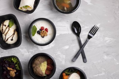 İlk yemek, başlangıç yemeği ve ana yemek. Şeker kavramı yok. Uygun beslenme