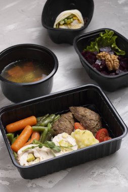 İlk yemek, başlangıç yemeği ve ana yemek. Şeker kavramı yok. Uygun beslenme