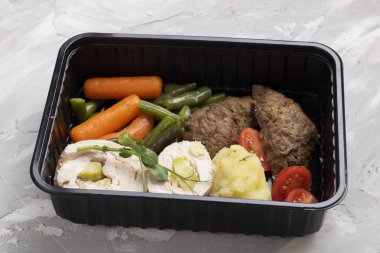 Konteynırdaki lezzetli sağlıklı öğle yemeği.