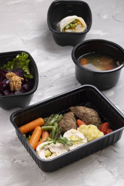 İlk yemek, başlangıç yemeği ve ana yemek. Şeker kavramı yok. Uygun beslenme