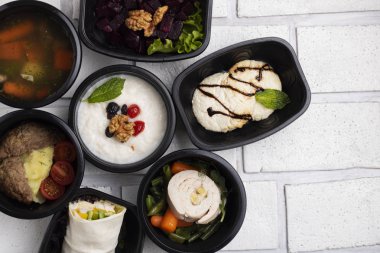 İlk yemek, başlangıç yemeği ve ana yemek. Şeker kavramı yok. Uygun beslenme