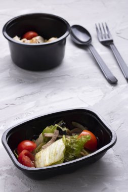 Masadaki sağlıklı öğle yemeğinin üst görüntüsü