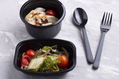 Masadaki sağlıklı öğle yemeğinin üst görüntüsü