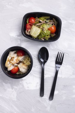 Masadaki sağlıklı öğle yemeğinin üst görüntüsü