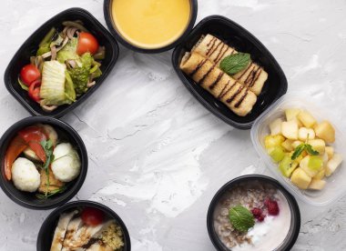 Beslenme çantalarındaki sağlıklı öğle yemeği manzarası. Yemeği götür. 