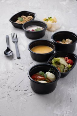 Beslenme çantasında sağlıklı bir öğle yemeği. Yemeği götür. 