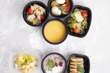 Beslenme çantalarındaki sağlıklı öğle yemeği manzarası. Yemeği götür. 