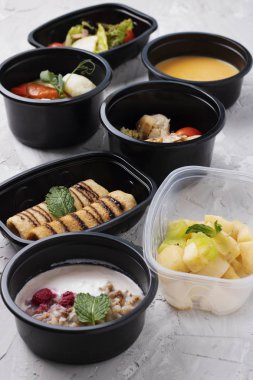 Beslenme çantasında sağlıklı bir öğle yemeği. Yemeği götür. 