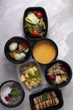 Beslenme çantalarındaki sağlıklı öğle yemeği manzarası. Yemeği götür. 