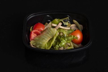 Yiyecek kutusunda taze sebze salatası, yakın çekim.