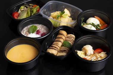 sporda yer alan aktif insanlar için günde konteynerlerde dengeli beslenme veya sadece sağlıklı bir yaşam tarzı seçmek, Eko gıda kapları