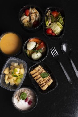 Siyah Masa üzerinde sağlıklı yemekler, ağırlık kaybetmek için dengeli diyet