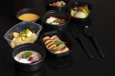 Konteynırlarda sağlıklı bir öğle yemeği yiyebiliriz. Üst görünüm