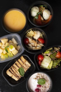 Konteynırlarda sağlıklı bir öğle yemeği yiyebiliriz. Üst görünüm