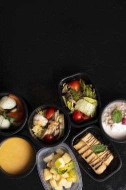 Konteynırlarda sağlıklı bir öğle yemeği yiyebiliriz. Üst görünüm