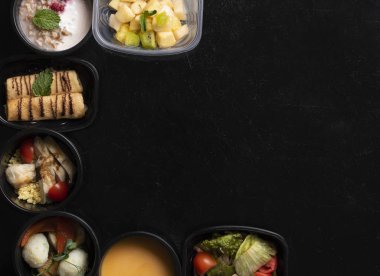 Konteynırlarda sağlıklı bir öğle yemeği yiyebiliriz. Üst görünüm