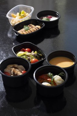 Konteynırlarda sağlıklı bir öğle yemeği yiyebiliriz. Üst görünüm