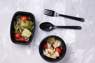 Gıda konteynerlerine hazır yemek, proteinlerin optimum oranı, yağlar ve karbonhidratlar, hem de her yemeğin Kalorik içeriğine ayrı olarak.