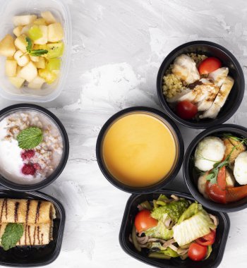 Konteynırlarda sağlıklı bir öğle yemeği yiyebiliriz. Üst görünüm