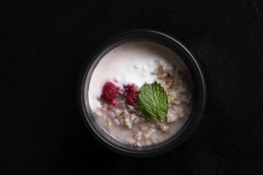 kahvaltıda siyah yemek kutusuna çilek ile yulaf lapası yemek için hazır yemek