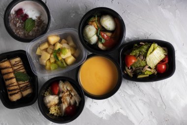 Konteynırlarda sağlıklı bir öğle yemeği yiyebiliriz. Üst görünüm