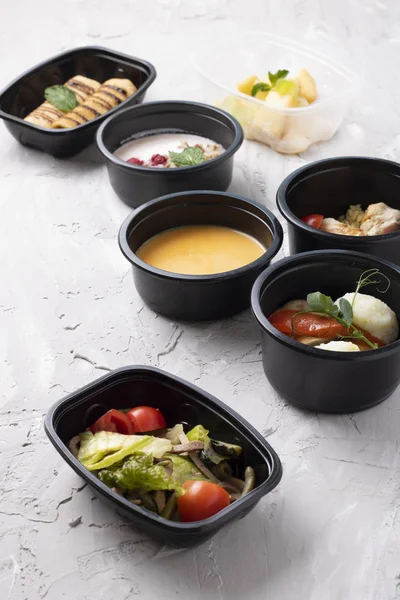 Beslenme çantalarındaki sağlıklı öğle yemeği manzarası. Yemeği götür. 