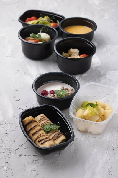 Beslenme çantalarındaki sağlıklı öğle yemeği manzarası. Yemeği götür. 